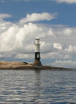 Fyr vid vattenkanten.