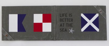 New England tavla i marin stil med handmålade signalflaggor och sjöstjärnor-