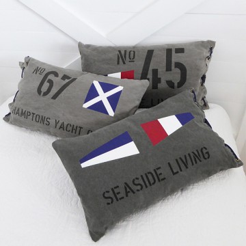 New England inspirerade kuddar med signalflaggor som passar överallt, i sängen, soffan, båten m.m.,