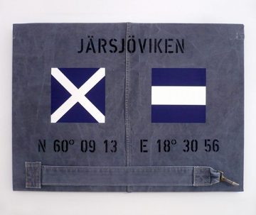 Personlig marin tavla med signalflaggor och egna koordinater.
