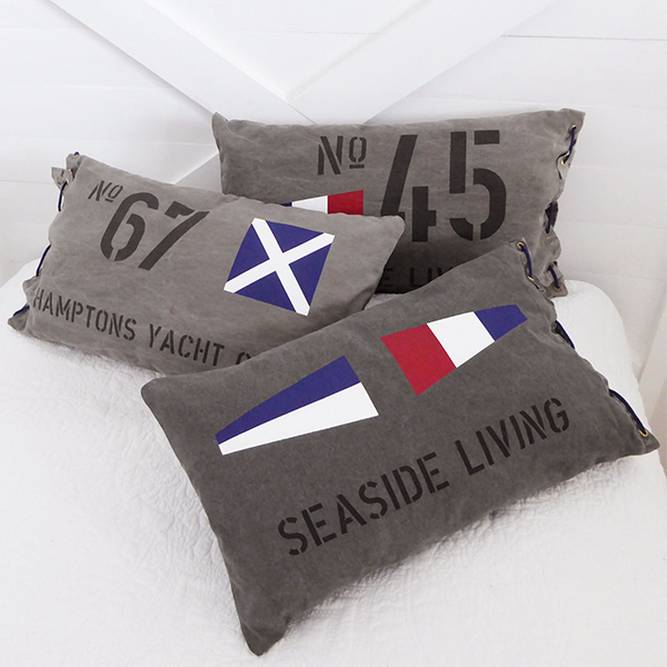 Kuddar i New England stil med signalflaggor i sliten canvas.