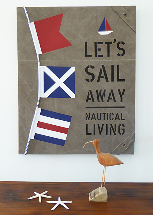 New England tavla med tross och signalflaggor som passar marin heminredning.
