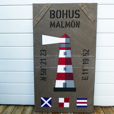 NEW ENGLAND TAVLA MED SIGNALFLAGGOR OCH FYR SOM MOTIV.