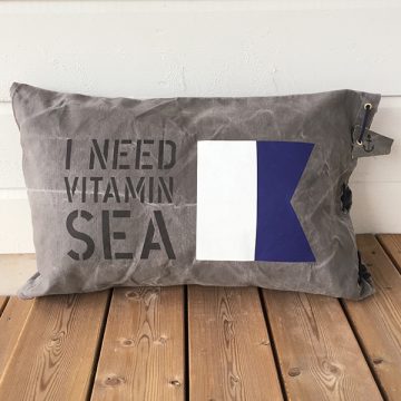 Kuddfodral i New England stil med signalflagga och personliga texter.