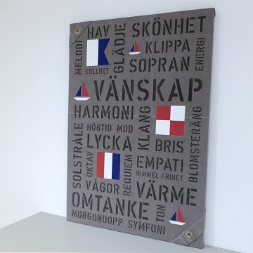 Tavla i New England stil med personliga ord och motiv av segelbåtar och signalflaggor