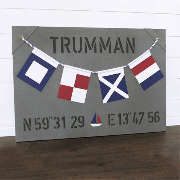 Tavla i New England stil med ankarlina, signalflaggor, koordinater och detaljer