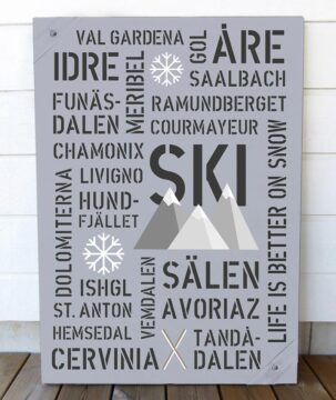Tavla i sliten canvas i gråblå nyans med olika skidorter